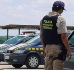 Motorista e passageiro de veículo saem gravemenmte feridos de acidente com caminhões