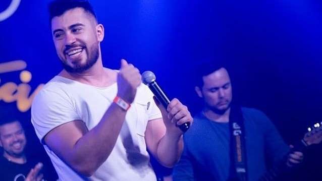 Vocalista de grupo de pagode morre em acidente de carro em Curitiba